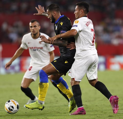 Con gol de 'Chicharito', Sevilla gana en la Europa League