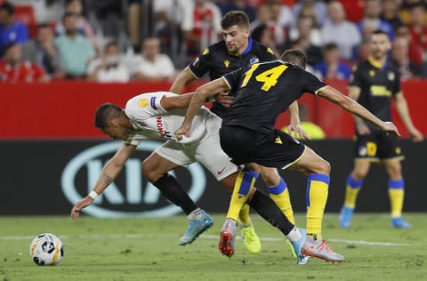 Con gol de 'Chicharito', Sevilla gana en la Europa League