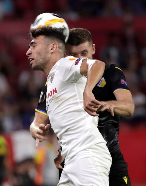 Con gol de 'Chicharito', Sevilla gana en la Europa League
