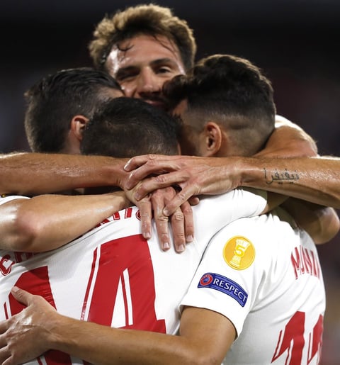 Con gol de 'Chicharito', Sevilla gana en la Europa League
