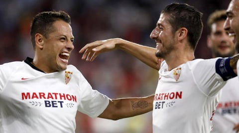 Con gol de 'Chicharito', Sevilla gana en la Europa League