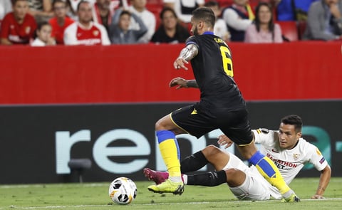 Con gol de 'Chicharito', Sevilla gana en la Europa League