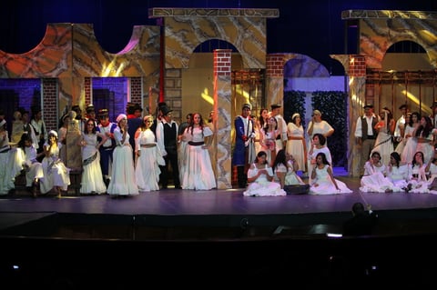 Para quienes consiguieron un buen lugar, se dejaron llevar por el montaje que contó con la participación de tenores, sopranos, barítonos y mezzosoprano, de la Orquesta Sinfónica de la Universidad Juárez del Estado de Durango (Osujed), el Coro 'Victoria', el Coro Infantil 'Ricardo Castro' y el Ballet Folclórico Huichol.