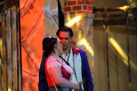 La Plaza de Sevilla dio inicio a la dramática historia de amor y celos en cuatro actos, bajo la dirección artística de Jorge Armando Casanova y la dirección de escena de Arturo Rodríguez Torres.