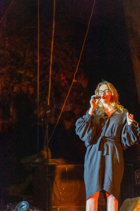 Los aplausos del público anunciaron la llegada de Denise Gutiérrez, vocalista de Hello Seahorse!.