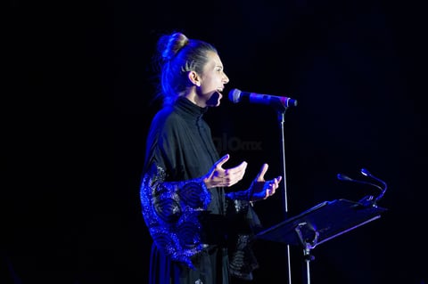 El espectáculo combinó diferentes géneros -predominando el rock-, para crear una experiencia donde el público disfrutó de "una nueva versión" de los clásicos mexicanos.