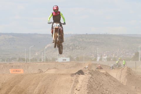 Motores 'rugen' en Campeonato Regional de Motocross