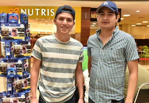 07102019 EN PLAZA CUATRO CAMINOS.  Johan y Christian.