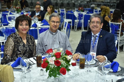 07102019 Laura, monseñor Luis Martínez y Mario Carrillo.