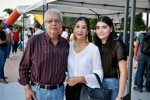 07102019 EVENTO EN PLAZA MAYOR.  Armando, Patricia y Ximena.