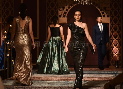 05102019 Los vestidos de noche se llevarán con mucho brillo.