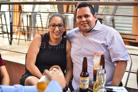05102019 MUY CONTENTOS.  Luis y Diana.