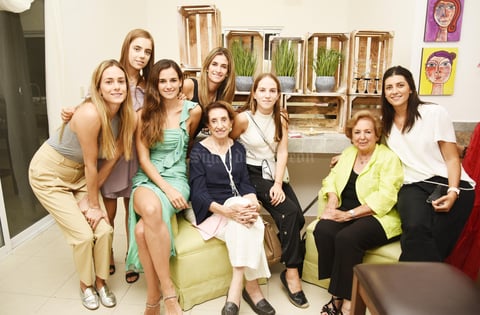 ÁNGELA, LUISA, NEREA, PAULINA, NENI, MARÍA ELENA, MANUELA, PILAR