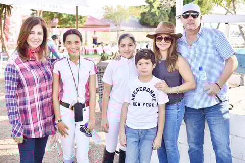 Clara, Kimberly, Victoria, Gina, Matias y Edgardo.