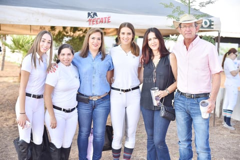 Emilia, Ana, Dora, Natalia, Leonor y Jesús.