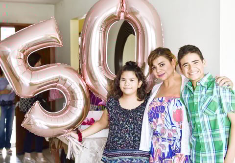 Acompañada de sus hijos Javier y Valeria