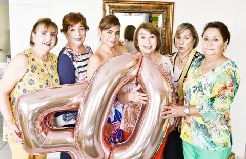 Acompañada de sus tias Rocio,Magaly,Manguis,Lety e Irene