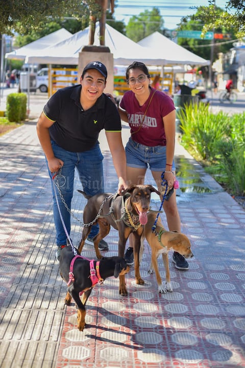 08102019 Víctor, Jocelyn y sus perros, La Diabla, Snoop y Cacahuate.