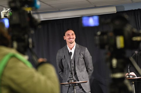 Ibrahimovic develó su estatua en Malmo Suecia