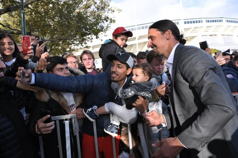 Ibrahimovic develó su estatua en Malmo Suecia