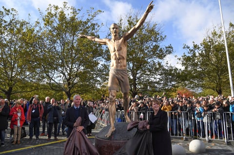 Ibrahimovic develó su estatua en Malmo Suecia
