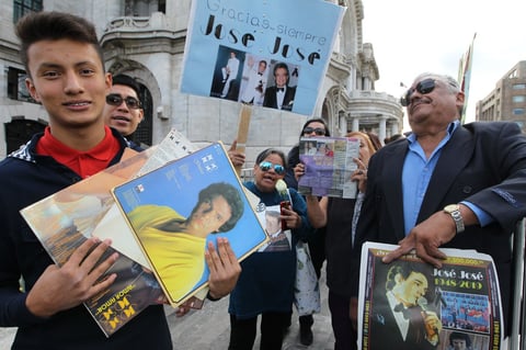 Con cánticos y rosas en mano despiden al 'Príncipe de la Canción'
