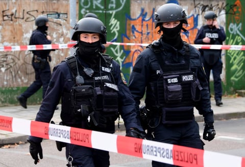 Un hombre fuertemente armado trató de entrar en una sinagoga en Halle y, al no conseguirlo, disparó de forma indiscriminada.