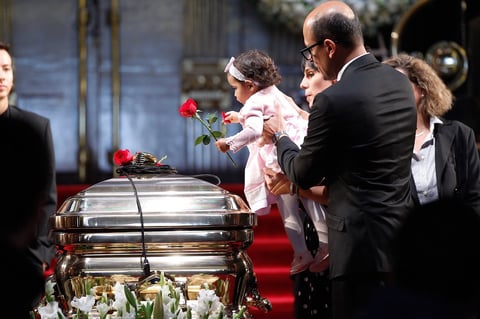 Con cánticos y rosas en mano despiden al 'Príncipe de la Canción'