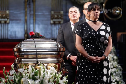 Con cánticos y rosas en mano despiden al 'Príncipe de la Canción'