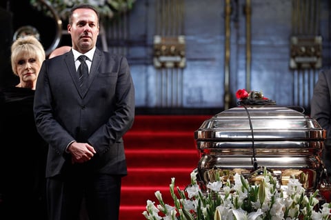Con cánticos y rosas en mano despiden al 'Príncipe de la Canción'