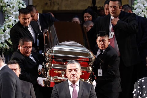 Con cánticos y rosas en mano despiden al 'Príncipe de la Canción'