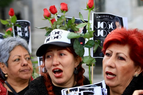 Con cánticos y rosas en mano despiden al 'Príncipe de la Canción'