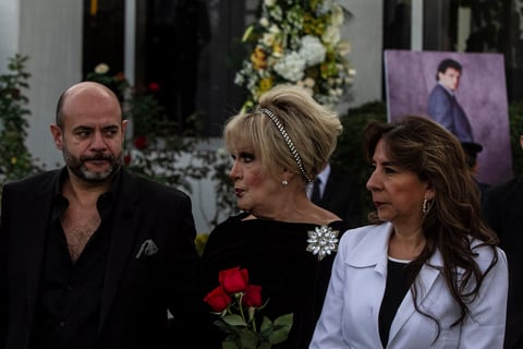 Con cánticos y rosas en mano despiden al 'Príncipe de la Canción'