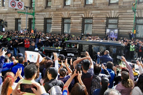 Con cánticos y rosas en mano despiden al 'Príncipe de la Canción'