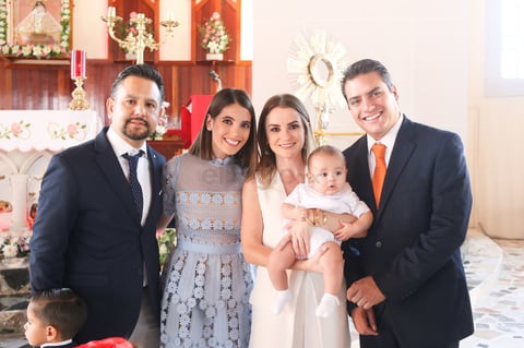 Tomás de la Parra y Maru Mendívil de De la Parra junto a los padrinos de su pequeño Pablo, Valeria Gutiérrez y Salvador Mendívil Jr..