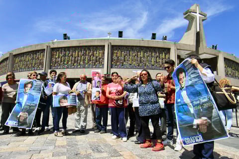 Con cánticos y rosas en mano despiden al 'Príncipe de la Canción'