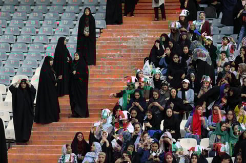 Con banderas iraníes, gorros con los colores nacionales y vuvuzelas, las mujeres comenzaron a animar en un ambiente ensordecedor más de dos horas antes de que arrancara el duelo, que terminó con la victoria aplastante de Irán por 14-0.