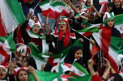 Las iraníes pudieron disfrutar del futbol en el estadio.