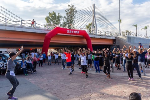 Participantes de diversas edades se pudieron ver en la carrera.