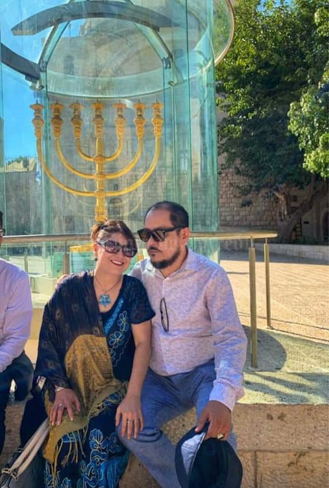 12102019 LAGUNEROS EN EL MUNDO.  Ely del Toro de Garza y Mario Alberto Garza Guerrero, teniendo como fondo la Menorá de oro en el Barrio Judío de Jerusalén.