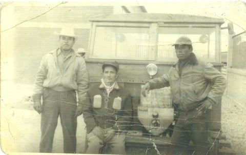 Trabajadores ferrocarrileros en la antigua carpintería hoy Museo del Ferrocarrilero, con un motor firmont de un cilindro. Ramón García Sánchez, motorista; José Vázquez Galicia, herrero clase b; y Juan Guzmán Morales, ayudante. Año de 1953.