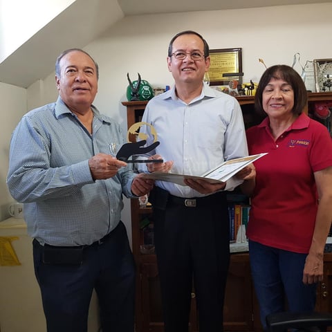 13102019 ENTREGA DE DIPLOMA.  Dr. Roque Márquez Robles rector de Universidad Meze y Lic. Alejandrina Gaytán, directora del área de Psicología haciendo entrega de Diploma de Responsabilidad Social a Dr. Fausto Cepeda Santos.