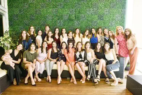 Amigas cercanas y familiares de la futura esposa disfrutaron de una agradable tarde de damas.