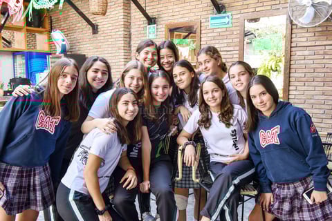La festejada en compañía de las asistentes a su comida de cumpleaños.