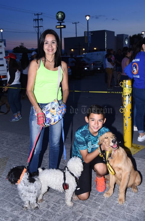 15102019 Elías y Rosy Pérez con Chimuelo, Lucas y Boody.