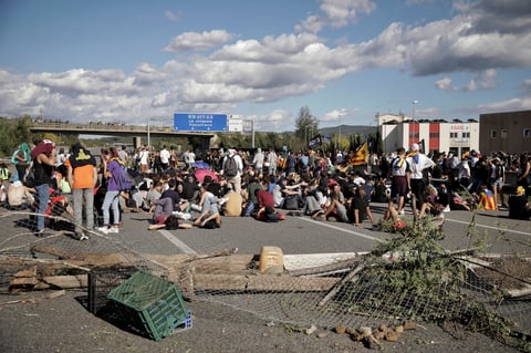 Protestan contra la sentencia judicial que condenó a prisión a nueve líderes soberanistas.