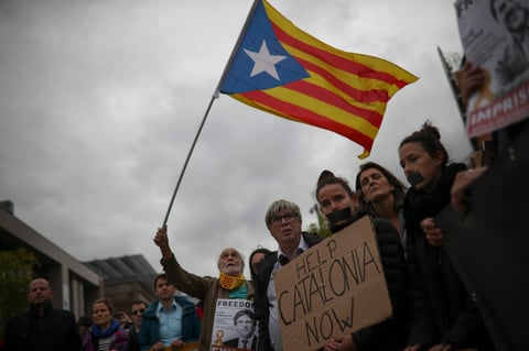 Las llamadas a la movilización contra la sentencia por parte del gobierno catalán y las alteraciones de orden público recibieron el reproche del Ejecutivo español.