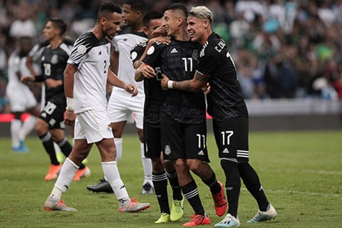 México gana en su regreso al Estadio Azteca