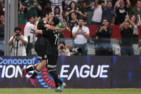 México gana en su regreso al Estadio Azteca