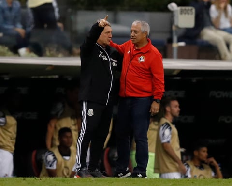 México gana en su regreso al Estadio Azteca